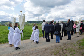 Bittprozession an der Weingartenkapelle (Foto: Karl-Franz Thiede)